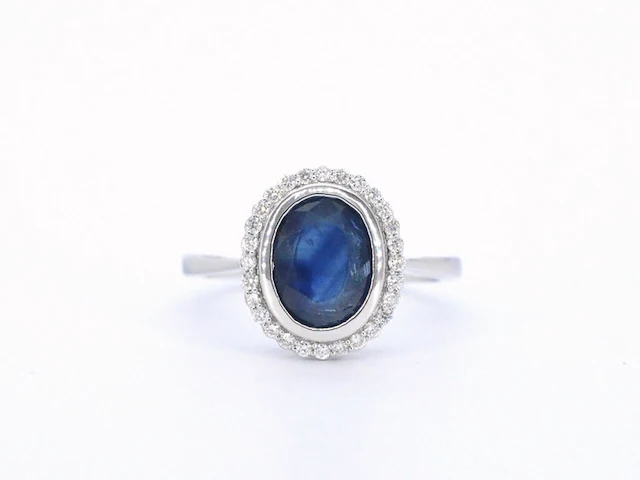 Witgouden entourage ring met diamanten en saffier - afbeelding 8 van  11