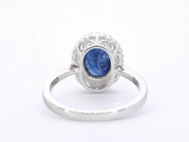 Witgouden entourage ring met diamanten en saffier - afbeelding 9 van  11