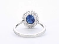 Witgouden entourage ring met diamanten en saffier - afbeelding 9 van  11