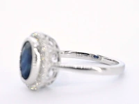 Witgouden entourage ring met diamanten en saffier - afbeelding 11 van  11