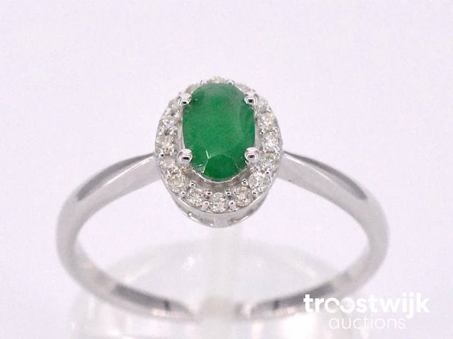 Witgouden entourage ring met diamanten en smaragd - afbeelding 1 van  10