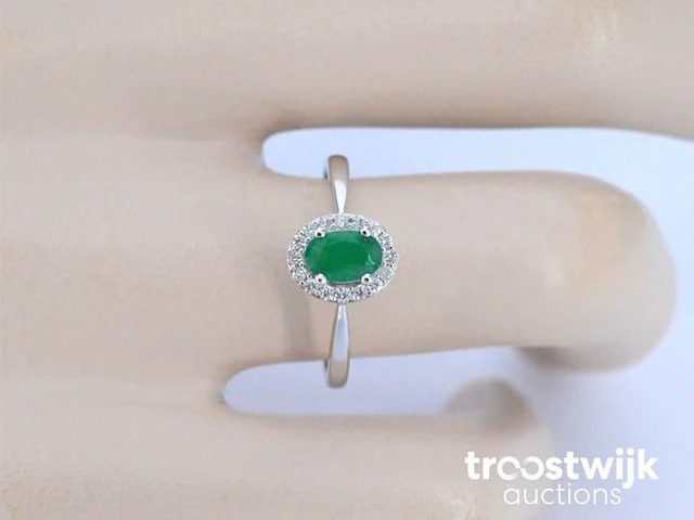 Witgouden entourage ring met diamanten en smaragd - afbeelding 3 van  10