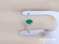 Witgouden entourage ring met diamanten en smaragd - afbeelding 3 van  10