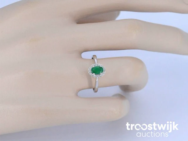 Witgouden entourage ring met diamanten en smaragd - afbeelding 4 van  10