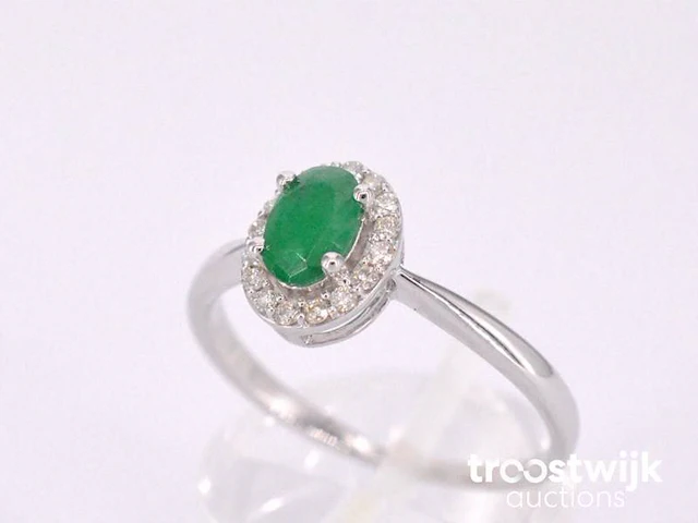 Witgouden entourage ring met diamanten en smaragd - afbeelding 5 van  10