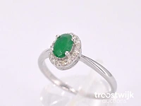 Witgouden entourage ring met diamanten en smaragd - afbeelding 5 van  10