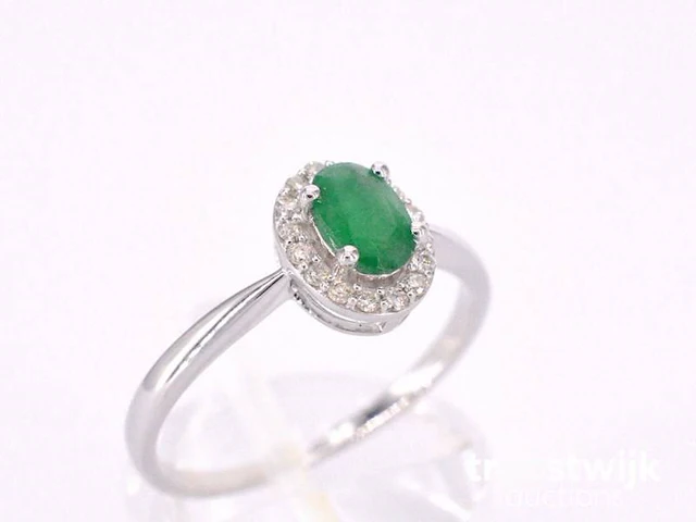 Witgouden entourage ring met diamanten en smaragd - afbeelding 6 van  10