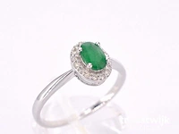 Witgouden entourage ring met diamanten en smaragd - afbeelding 6 van  10