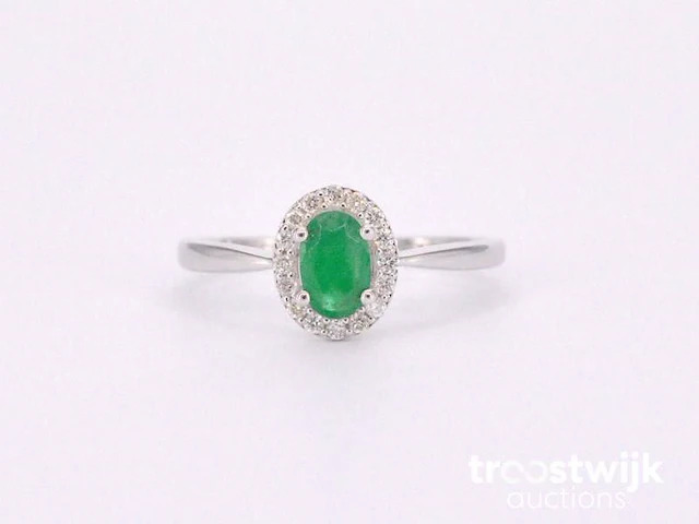 Witgouden entourage ring met diamanten en smaragd - afbeelding 7 van  10
