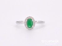 Witgouden entourage ring met diamanten en smaragd - afbeelding 7 van  10