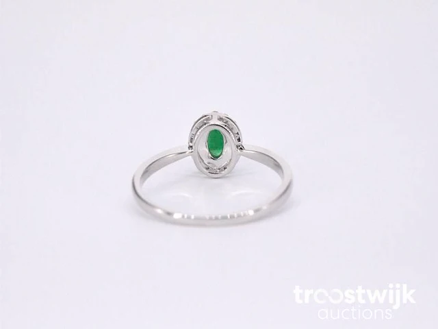Witgouden entourage ring met diamanten en smaragd - afbeelding 8 van  10