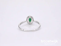 Witgouden entourage ring met diamanten en smaragd - afbeelding 8 van  10