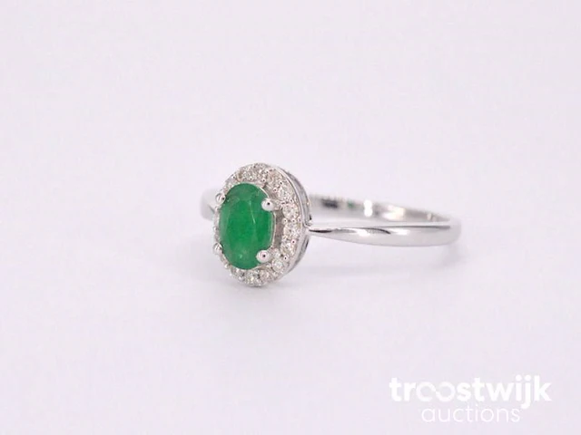 Witgouden entourage ring met diamanten en smaragd - afbeelding 9 van  10