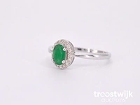 Witgouden entourage ring met diamanten en smaragd - afbeelding 9 van  10
