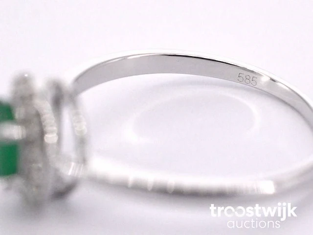 Witgouden entourage ring met diamanten en smaragd - afbeelding 10 van  10