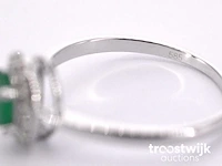 Witgouden entourage ring met diamanten en smaragd - afbeelding 10 van  10