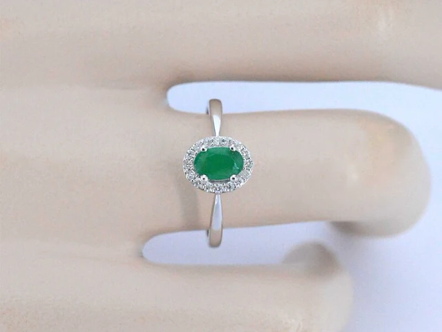 Witgouden entourage ring met diamanten en smaragd - afbeelding 4 van  11