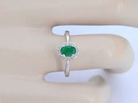 Witgouden entourage ring met diamanten en smaragd - afbeelding 4 van  11