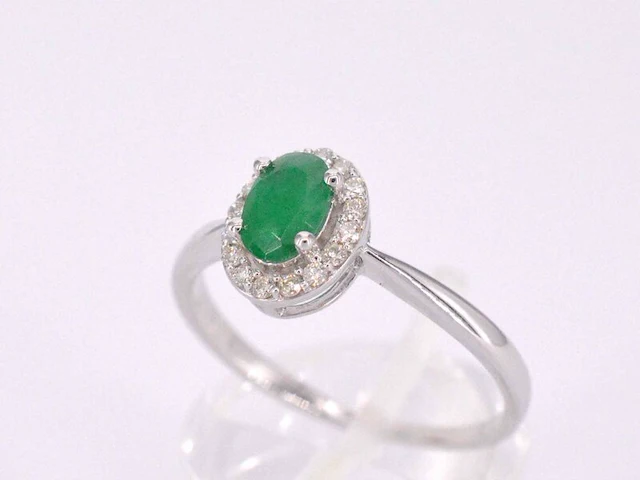 Witgouden entourage ring met diamanten en smaragd - afbeelding 6 van  11