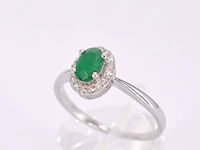 Witgouden entourage ring met diamanten en smaragd - afbeelding 6 van  11