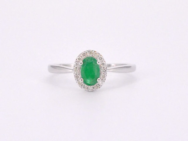 Witgouden entourage ring met diamanten en smaragd - afbeelding 8 van  11