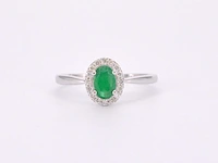 Witgouden entourage ring met diamanten en smaragd - afbeelding 8 van  11