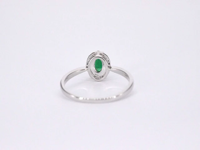 Witgouden entourage ring met diamanten en smaragd - afbeelding 9 van  11