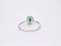 Witgouden entourage ring met diamanten en smaragd - afbeelding 9 van  11