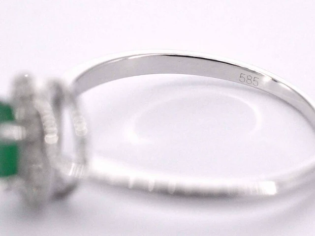 Witgouden entourage ring met diamanten en smaragd - afbeelding 11 van  11
