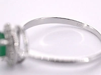 Witgouden entourage ring met diamanten en smaragd - afbeelding 11 van  11