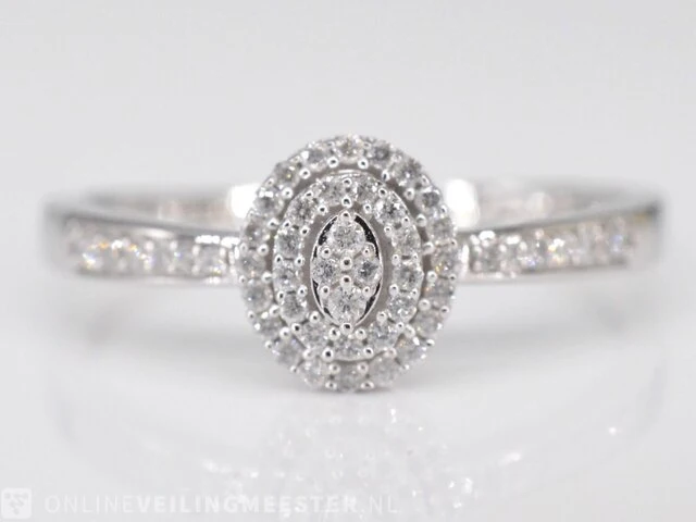 Witgouden entourage ring met diamanten - afbeelding 1 van  6
