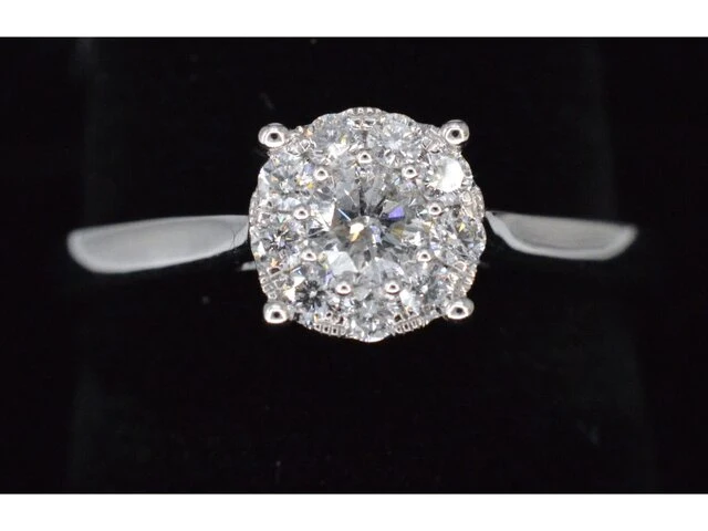 Witgouden entourage ring met diamanten - afbeelding 1 van  5