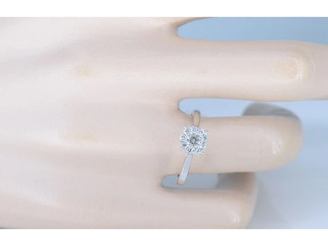 Witgouden entourage ring met diamanten - afbeelding 2 van  5
