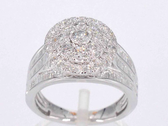Witgouden entourage ring met diamanten - afbeelding 1 van  11