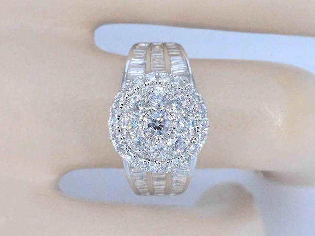 Witgouden entourage ring met diamanten - afbeelding 4 van  11