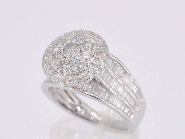 Witgouden entourage ring met diamanten - afbeelding 6 van  11