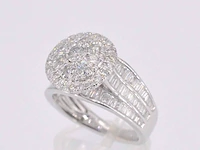 Witgouden entourage ring met diamanten - afbeelding 6 van  11