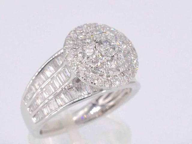 Witgouden entourage ring met diamanten - afbeelding 7 van  11