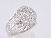 Witgouden entourage ring met diamanten - afbeelding 7 van  11