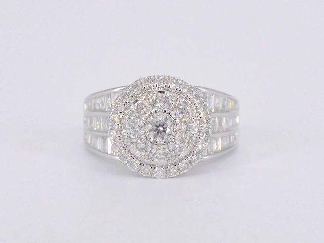 Witgouden entourage ring met diamanten - afbeelding 8 van  11