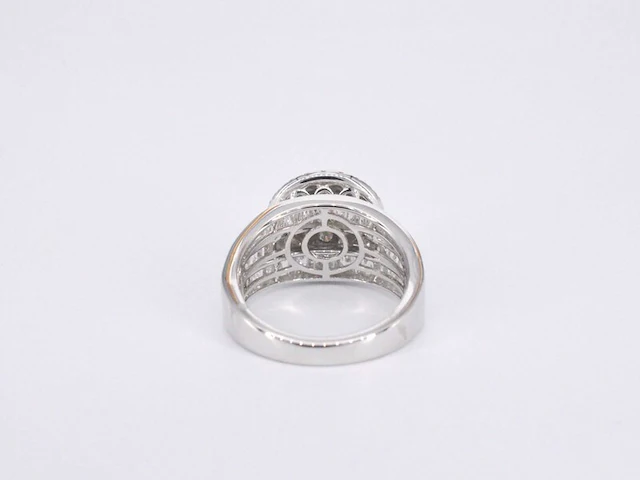 Witgouden entourage ring met diamanten - afbeelding 9 van  11