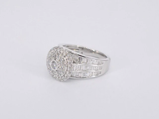 Witgouden entourage ring met diamanten - afbeelding 10 van  11