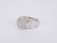 Witgouden entourage ring met diamanten - afbeelding 10 van  11