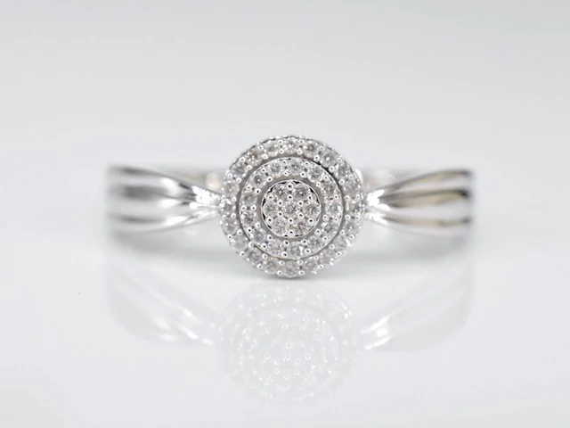 Witgouden entourage ring met diamanten - afbeelding 6 van  9