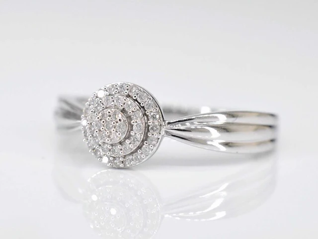 Witgouden entourage ring met diamanten - afbeelding 4 van  9