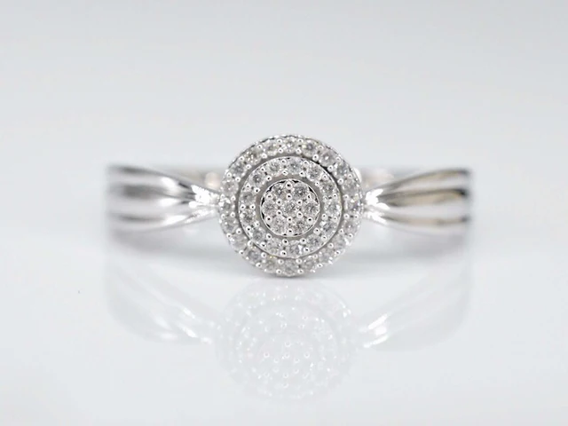 Witgouden entourage ring met diamanten - afbeelding 6 van  9