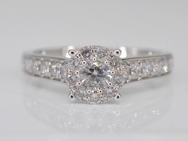 Witgouden entourage ring met diamanten - afbeelding 1 van  6