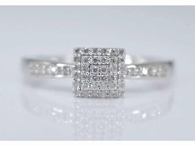 Witgouden entourage ring met diamanten - afbeelding 1 van  9