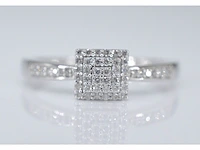 Witgouden entourage ring met diamanten - afbeelding 1 van  9