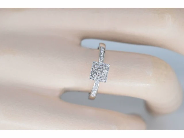 Witgouden entourage ring met diamanten - afbeelding 2 van  9